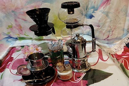 珈琲を手作りケーキとセットで楽しむ