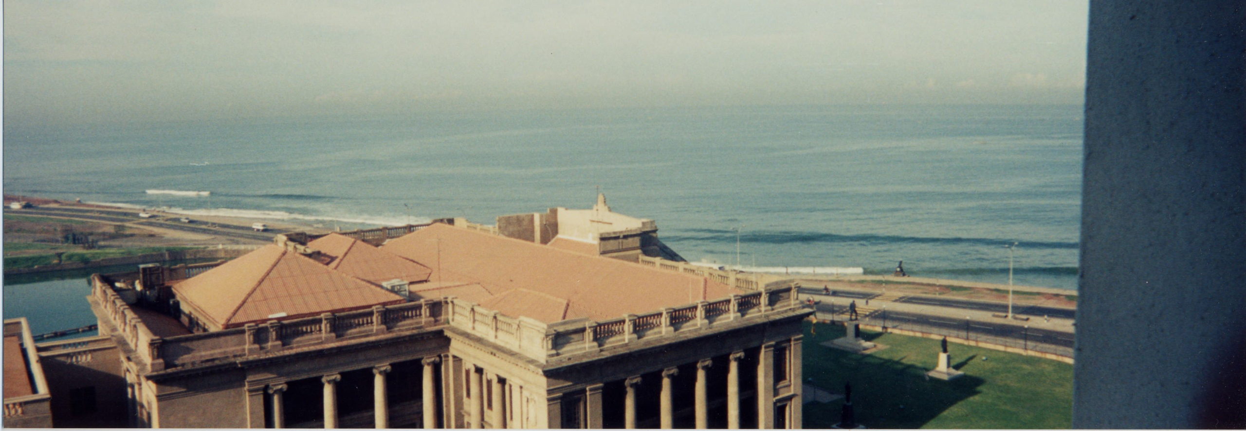 スリランカの敬虔な仏教徒と稲妻に引き裂かれる夜空