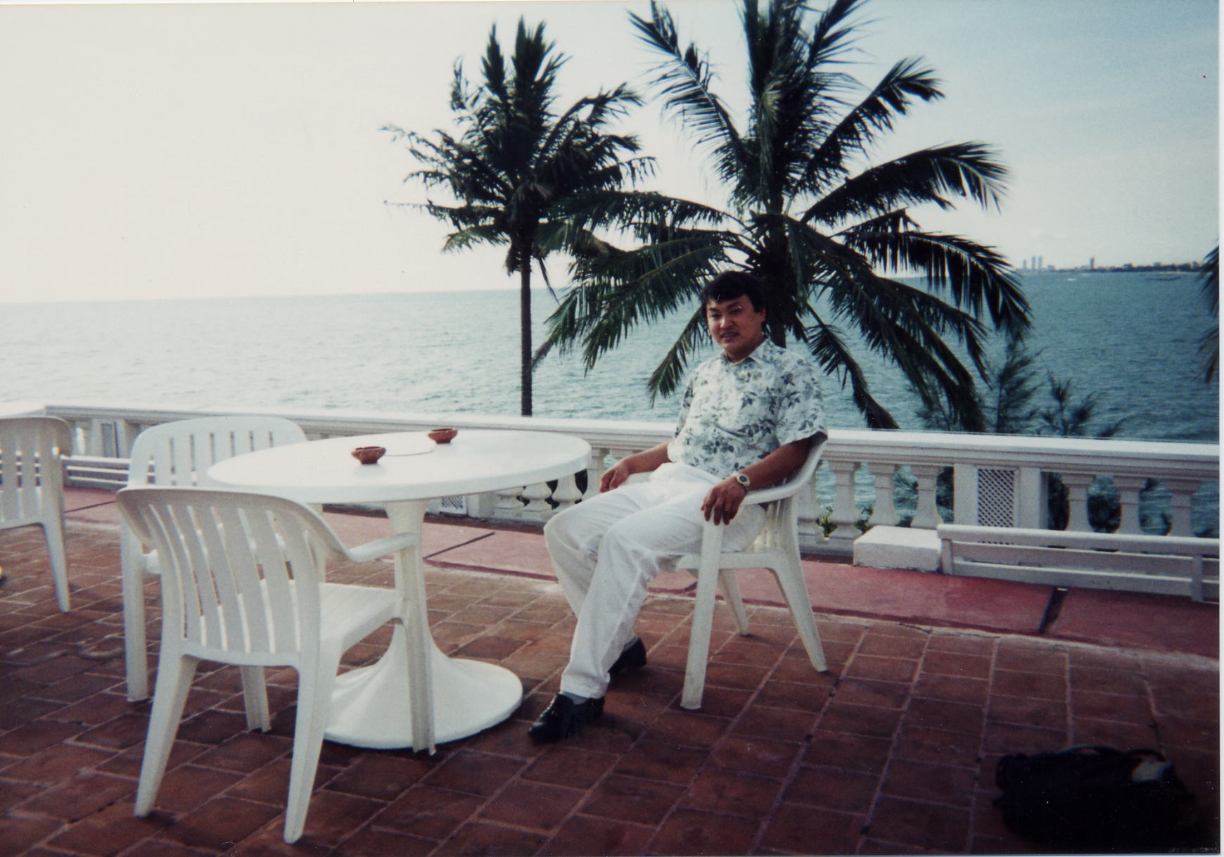 スリランカの敬虔な仏教徒と稲妻に引き裂かれる夜空