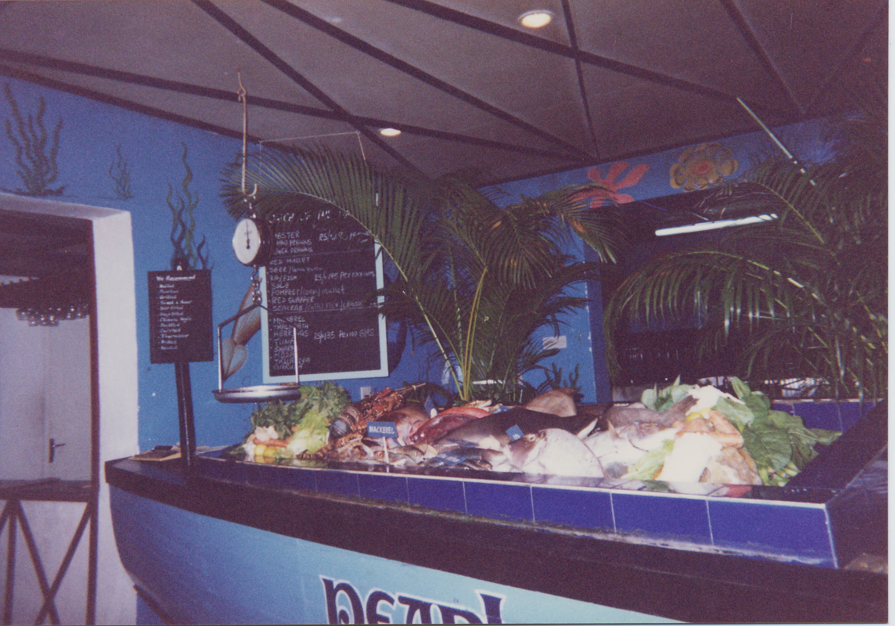 スリランカの敬虔な仏教徒と稲妻に引き裂かれる夜空