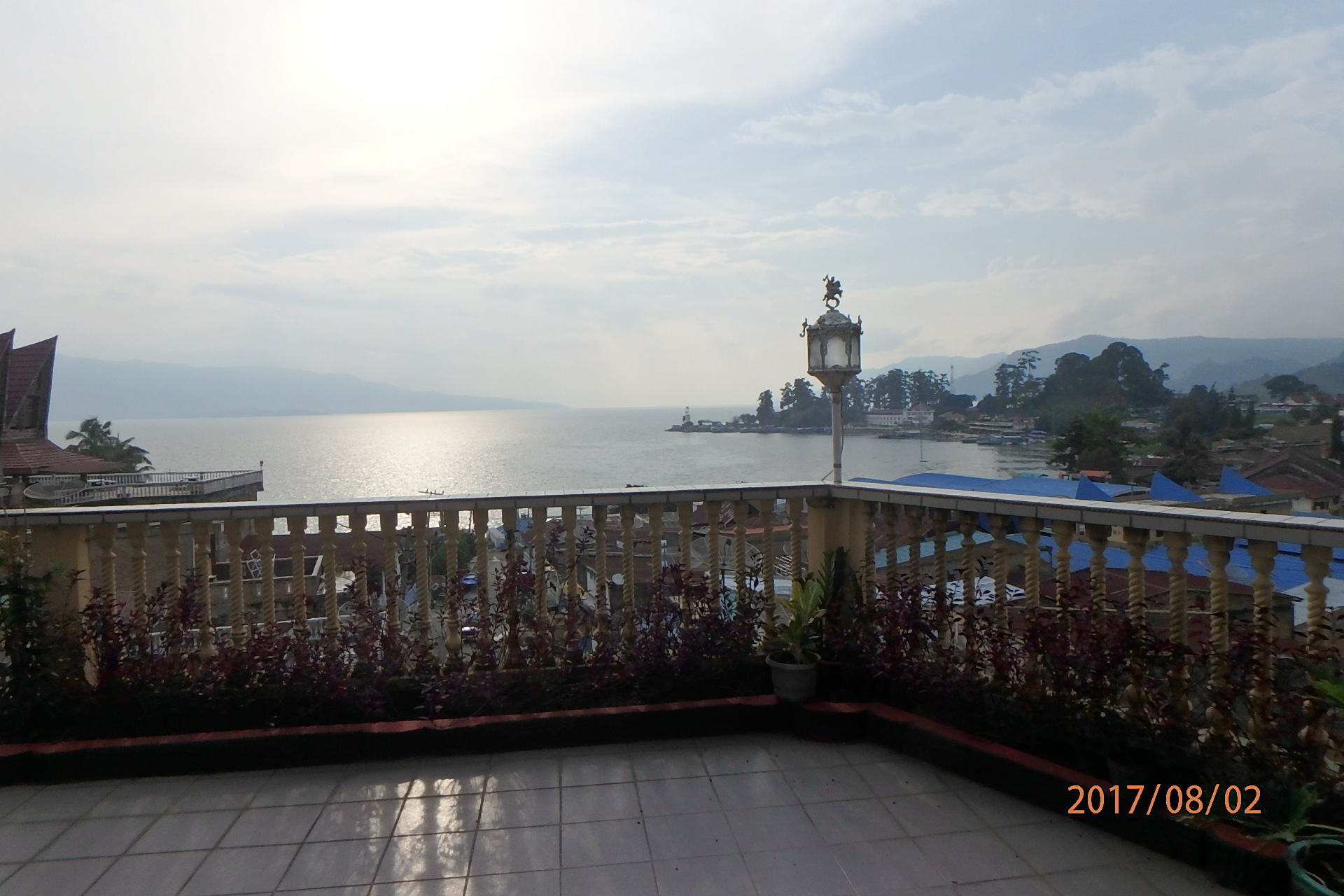 トバ湖畔のほとり～さざめく風に揺れる水面（みなも）～