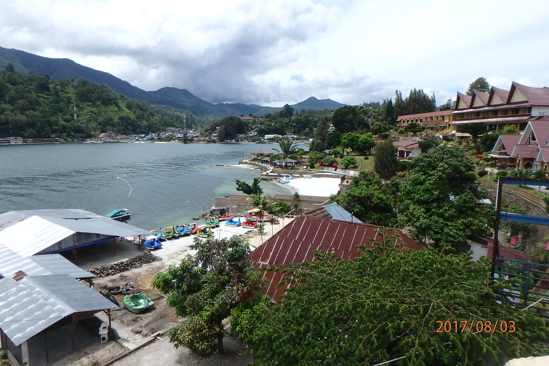 トバ湖畔のほとり～さざめく風に揺れる水面（みなも）～