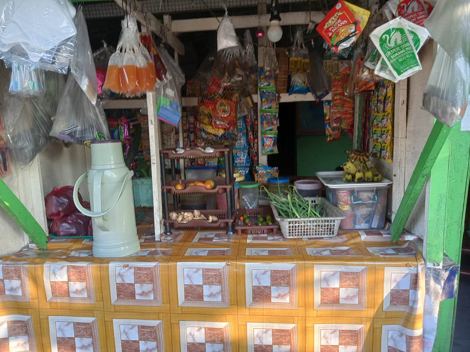 サリサリストア（sari-sari store）が路地裏から消えない訳